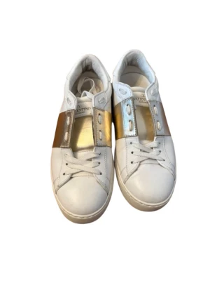 Valentino opens dam storlek 37 - Säljer ett par vita valentino opens med silver detalj |Storlek:37| Skick:7/10| Pris:1499| Og: 1 dustbag| Vid frågor och funderingar är de bara och höra av sig ‼️