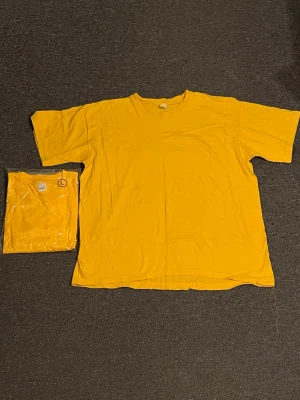 T-shirt  - Yellow T-shirt. Size L.    100% cotton 