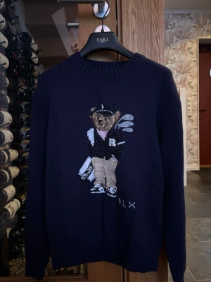 Mörkblå stickad tröja Polo Bear RL - Mörkblå stickad tröja från Ralph Lauren med ikoniska Polo Bear-motivet framtill. Tröjan har rund halsringning, långa ärmar och ribbstickade muddar. Storlek S men passar äv XS då den är slim. I nyskick😊