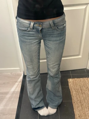 Ljusblå bootcut jeans från Cheap Monday - Säljer ett par ljusblå bootcut jeans från Cheap Monday med klassisk femficksmodell och tydlig logga bak i midjan. Jeansen har en snygg tvättad look. Sparsamt använda! STORLEK 25/32 