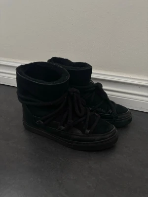 Inuikii skor - Svarta Inuikii skor i storlek 37, endast använda en vinter. Köpta för 3000 kr💗