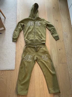 Tuttolente MT Set - Tuttolente set i väldigt bra skick, båda size S. Med dragsnören vid benöppningarna. Passar nog bäst om du är under 180.