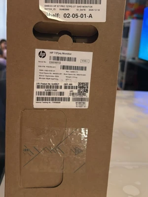 HP 7 Pro 727pq 27" QHD Monitor - HP Series 7 Pro 727pq är en 27-tums QHD-skärm (68,6 cm) i stilren brun kartong. Perfekt för gaming, studier eller jobb där du vill ha skarp bild och stor arbetsyta. Levereras i originalförpackning med tydlig märkning och HP-logga.