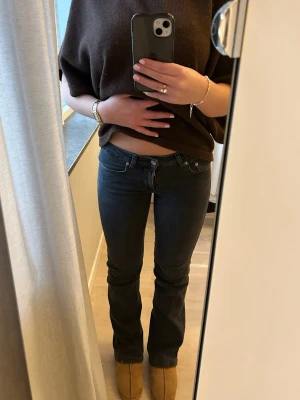 Svarta bootcut jeans - Säljer ett par svarta bootcut jeans med klassisk femficksdesign och låg midja. Dem har inte defekter eller slitningar och är i mycket fint skick men kommer tyvärr inte till användning. 