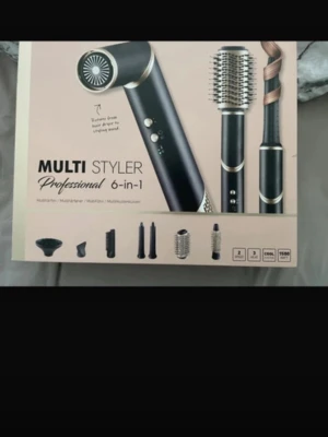 Multi Styler Professional 6-i-1 - Säljer en Multi Styler Professional 6-i-1 med flera utbytbara tillbehör för styling av hår. Setet är svart med gulddetaljer och innehåller bland annat rundborste, volymmunstycke och locktillbehör. Perfekt för dig som vill ha allt-i-ett stylingverktyg hemma.