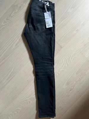 Dondup George - Ett par fina dondups, storlek 31. Bra skick, endast en lapp på insidan (syns och märks inte) som saknas men bortsätt från det så är det i super skick. Pris ej hugget i sten, hör av dig så kommer vi överens