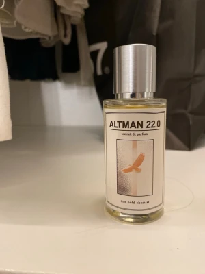 Altman 22.0 Extrait de Parfum - Altman 22.0 Extrait de Parfum från One Bold Chemist. Flaskan är cylindrisk i genomskinligt glas med en silverfärgad metallkork. Etiketten har en minimalistisk design med en orange fågel och svart text. Innehållet är ljusgult. Säljer då den inte passar mig men är väldigt lik orginalet.               Toppnoter: Kanel, Kardemumma,          Apelsinblomma, Bergamott  Mellannoter: Bourbonvanilj, Elemi  Basnoter: Pralin, Mysk, Ambroxan, Guaiacträ  Innehållare: 50 ml  Koncentration: 22,0 %
