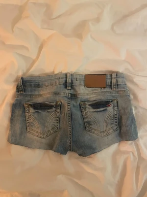 Jeansshorts  - Säljer ett par ljusblåa jeansshorts ifrån hollister i w25💕
