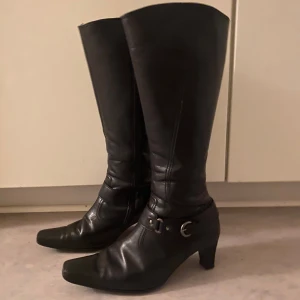 Boots från gabor - Köpte dem på second hand butik för 2 år sen har använts en gång sköna att gå i det är storlek 6 vilket jag tror är 37/38 och dem är lite stora för mig som har 36 EU