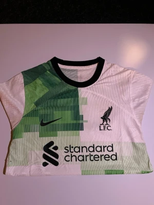 Liverpool tröja - Mycket bra skick, allt med tröjan är mycket bra förutom att Liverpool märket har lossnat lite från tröjan//Size M//Priset kan diskuteras//Hör av dig vid minsta fundering😄