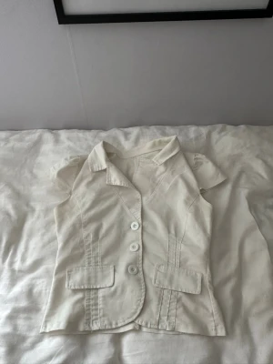 Vit kortärmad blus  - Riktigt snygg och stilren vit blus med korta puffärmar. Köpt här på plock och vet ej vilket märke men bra material! För liten för mig som har M och skulle säga på xs-s💕