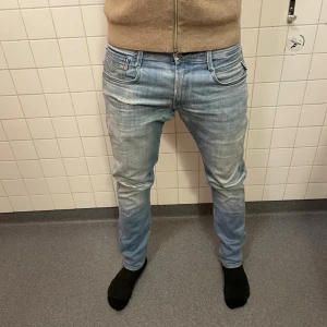 Replay Anbass - Säljer ett par Replay Anbass i fint skick W=32 L=32 Modell=185cm 65kg Skickar inom 1-2 dagar Pris kan diskuteras vid snabba köp🙌