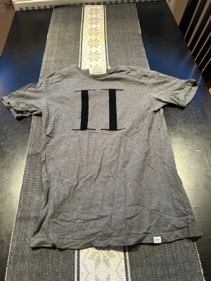 Grå t-shirt från Les Deux - Lite skrynklig då legat ihopvikt i garderoben, annars fräsch. Skriv för mer info eller liknande