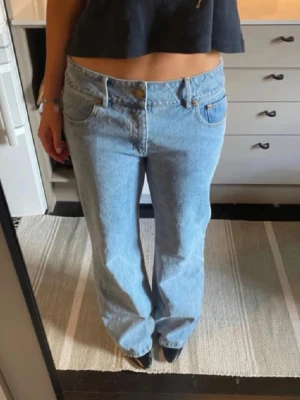 Ljusblå raka jeans från Alobha - Säljer mina favorit jeans från Alobha för de tyvärr blivit försmå💕 (Lånade bilder) Fråga mig om egna om du vill. Str är i Xs men skulle säga passar S, och de är i extra tall. Köpta för 1000kr
