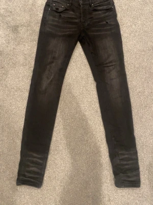 Amiri jeans - Säljer mina amiri jeans då dem är för små, jag köpte dem för 1800 på vinted och säljaren visade äktighetsbevis men jag är inte helt hundra. Om du har några frågor tveka inte på att skriva till mig, priset går att ändra vid snabb affär