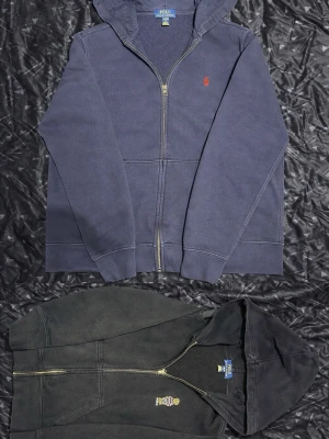 Två Ralph lauren zip hoodies  - 2 st använda Ralph lauren zip hoodies. Båda är i storlek L i barn och båda är lite blekta i färgen pågrund av användning. Säljer båda för 700 kr men om du är sugen på ena blir det 400 kr.      Bara att meddela vid minsta fråga!