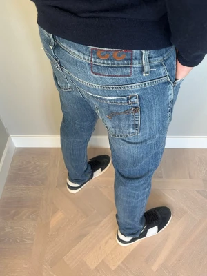 Dondup George Jeans - Tja säljer nu dessa riktigt snygga Dondup jeansen i storlek 33 där nypriset är cirka 4000kr och modellen är George, skick 9/10 vid minsta lilla fundering så är det bara att höra av sig!  Mvh Santén
