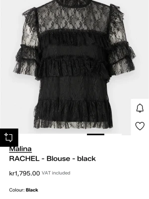 Svart spetsblus från Malina - Trendig svart blus från Malina i genombruten spets med volangdetaljer och hög hals. Blusen har korta ärmar och en romantisk look med flera lager volanger. Perfekt för dig som vill ha en statement piece i garderoben.