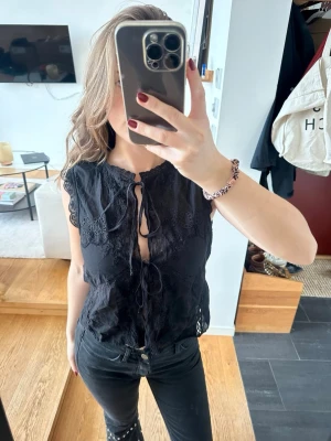 Blus från Zara - Superfin svart blus från Zara.