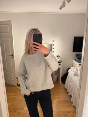 Sweatshirt - Grå collage tröja från pieces som knappt är använd, i storlek S