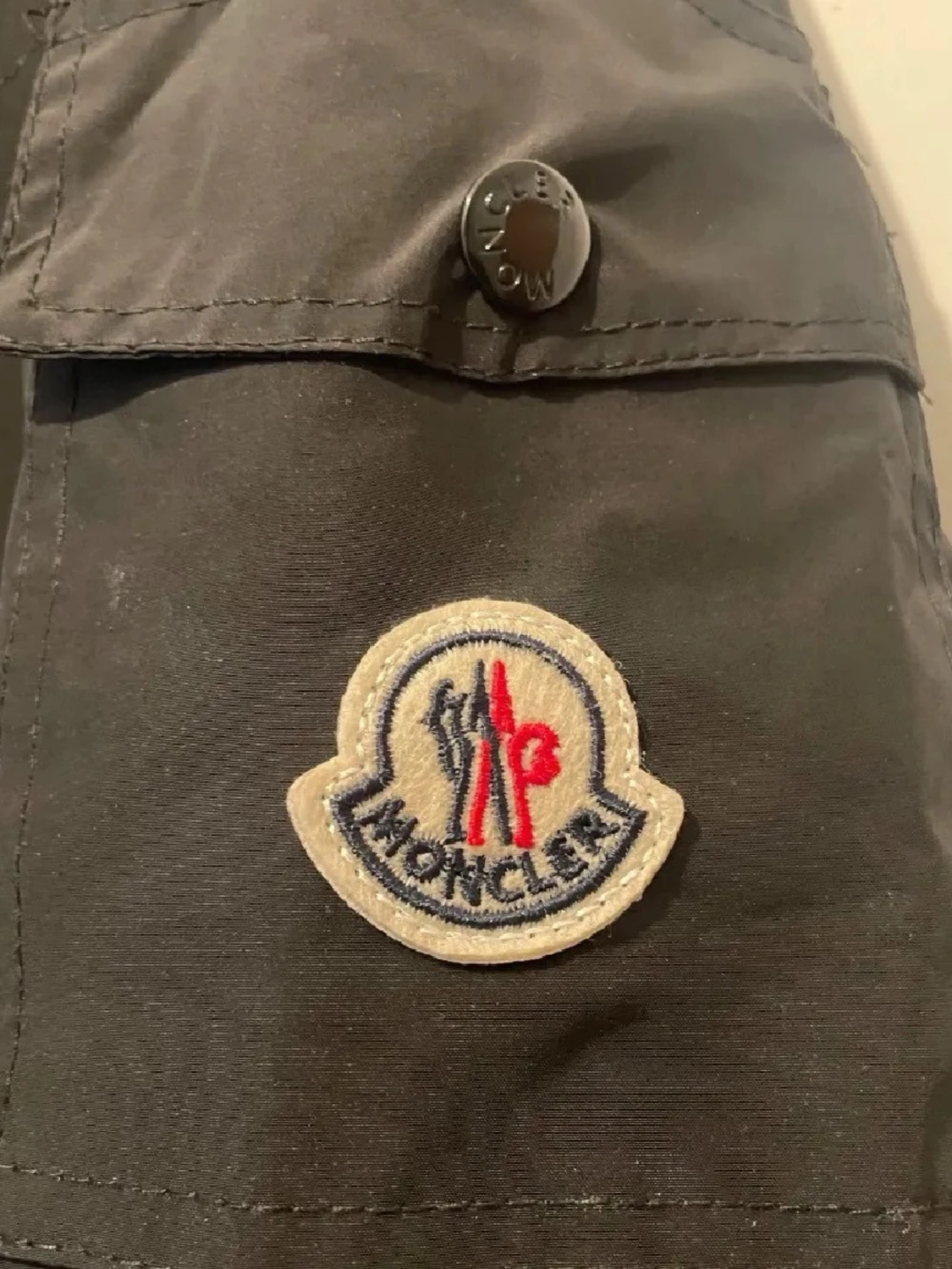 Svart vindjacka med luva - 2