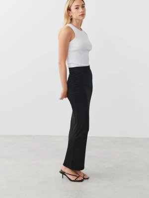 Svart långkjol från Gina Tricot - Svart långkjol från Gina Tricot med draperad sida