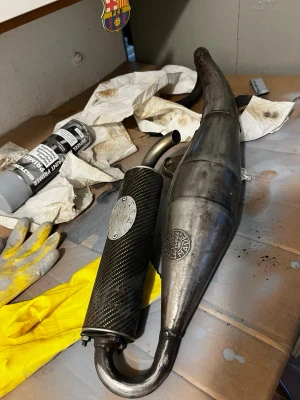 Avgassystem till moped - Säljer ett avgassystem till moped med ljuddämpare i svart kolfiberlook och metallrör. Systemet har en sportig design och är tillverkat i metall med detaljerade emblem på både ljuddämparen och röret. Perfekt för dig som vill uppgradera din moppe. Passar liggande minarelli tex aerox och liknande!