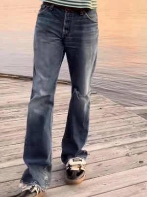 Vintage Levis 559 (sällsynta) - Säljer dessa riktigt feta vintage Levis 559 med ett hål i. Dem är extremt feta till sommaren och även nu på vintern. Dem är i storlek W30 L32. Första bilden är samma modell och har också ett hål i men är inte samma jeans men är nästan identiska. Kontakta mig vid frågor vid funderingar eller mått! Priset kan alltid diskuteras!😊