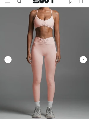 Ljusrosa sport-bh och tights set - Så snyggt träningsett från SWT active. Byxorna är aldrig använda pga att jag köpte fel storlek! Byxorna är i M och toppen i xs! Byxorna har en relativt seamless but scrunch! Säljer även samma sett i brunt! Toppen:250kr byxorna:400kr tillsammans: 600kr