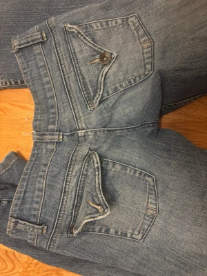 Lågmidjade jeans  - Skit snygga låggmidjsde jeans köpta i London, knappt använda! Säljer då de är för små för mig. Midjemått: 38 rake över. Innebenslängd: ca 75 (passar ej mig så har inte bilder på) ❤️❤️PRIS KAN DISKUTERAS 