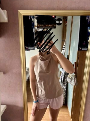 Beigehalterneck topp med öppen rygg - Typ beige färgad halterneck tröja från Zara, helt ny med prislapp. Inte riktigt min stil men super fin och bra kvalitet. 