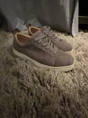 Christian Loboutin - Hej, jag säljer mina Christian Louboutin skor, de är i mycket bra skick utan deffekter. Förutom att de är lite smutsiga men det går att tvätta bort 