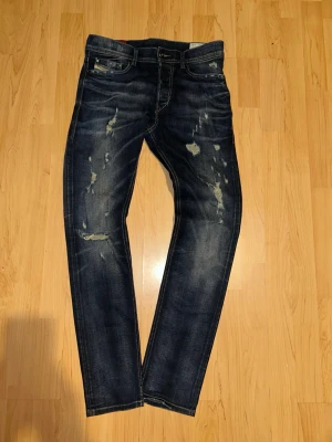 Diesel jeans - Ett par riktigt schyssta diesel jeans🙌 Midja: 27                  Längd: 30  🔵    Hör av er om ni har ytterligare frågor eller funderingar🙌!