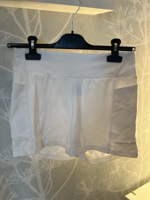 Vita cykelbyxor perf för studenten!!! - Vita shorts/cykelbyxor med hög midja och fickor på båda sidor som har ordentligt med utrymme för studentutrystning🍾👩‍🎓💕