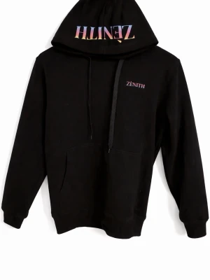 Svart hoodie från Zenith med tryck - Snygg svart hoodie från Zenith med färgglatt tryck på huvan och liten logga på bröstet. Klassisk känguruficka framtill och justerbar huva med snören. Perfekt för dig som gillar streetwear och vill ha en stilren men ändå unik look. Finns i alla storlekar🙌🏻