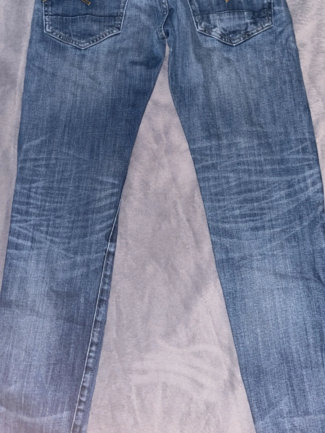 Blå raka jeans med slitningar - 1