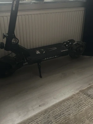 Svart elscooter KuKirin G2 Master - Säljer en svart elscooter av modellen KuKirin G2 Master. Scootern har robust ram, bred fotplatta och tydliga vita detaljer samt logga på ovansidan. Perfekt för smidig transport i stan och enkel att fälla ihop när den inte används. Åkt 265km , väldigt ny lite repor men inget synligt, sprayad suspension svarta, moddat den me nya färger annars helt stock