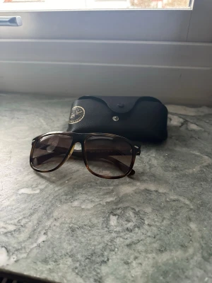 Rayban boyfriend glasögon - Snygga solglasögon från Ray-Ban i boyfriend modellen. Kommer med originalfodral. Perfekta för att lyfta din stil med en tidlös look. Sizen på dom är 60. 