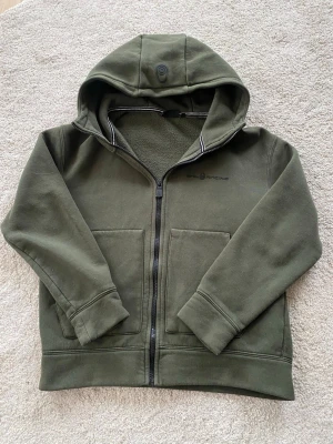 Olivgrön hoodie från Sail Racing - Säljer en fet sail racing zip hoodie.             Skicket är bra. Storleken är 170 men sitter som en S. Hör av er vid frågor!