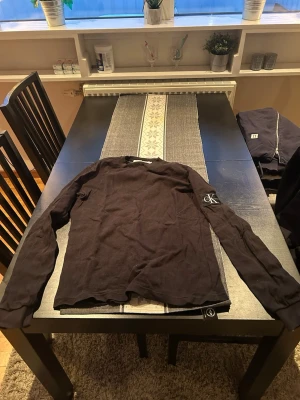 Svart långärmad tröja från Calvin Klein - Skriv privat för fler bilder, lite skrynklig då den legat i garderoben.
