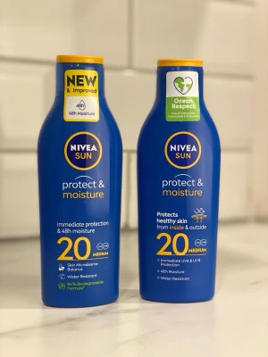 NIVEA Sun Protect & Moisture SPF 20 - Solkräm från NIVEA Sun med SPF 20 som ger både skydd och återfuktning i upp till 48 timmar. Blå plastflaska med gul kork, vattenresistent och med Ocean Respect-formula. Passar för dig som vill ha medelskydd mot solen och samtidigt ta hand om huden.