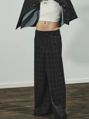 Vida rutiga kostymbyxor  - Snygga kostymbyxor med vida ben i svart tyg med diskret rutmönster. Byxorna har hög midja och klassisk kostymlook med pressveck. Aldrig använda! 🖤 