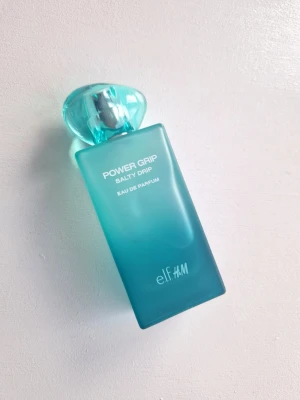 Power Grip Salty Drip Eau de Parfum - Fräsch parfym i samarbete mellan e.l.f. och H&M. Doften har inslag av eukalyptus, cederträ och havssalt. Perfekt för dig som gillar fräscha och marina toner. Ca 90% kvar, se bild 2