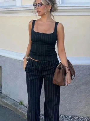 Raka kostymbyxor- low/mid waist - Stilrena kostymbyxor från bikbok i rak modell. Ensamt testade då dem är för små. Perfekt längd på mig som är ca 170cm✨