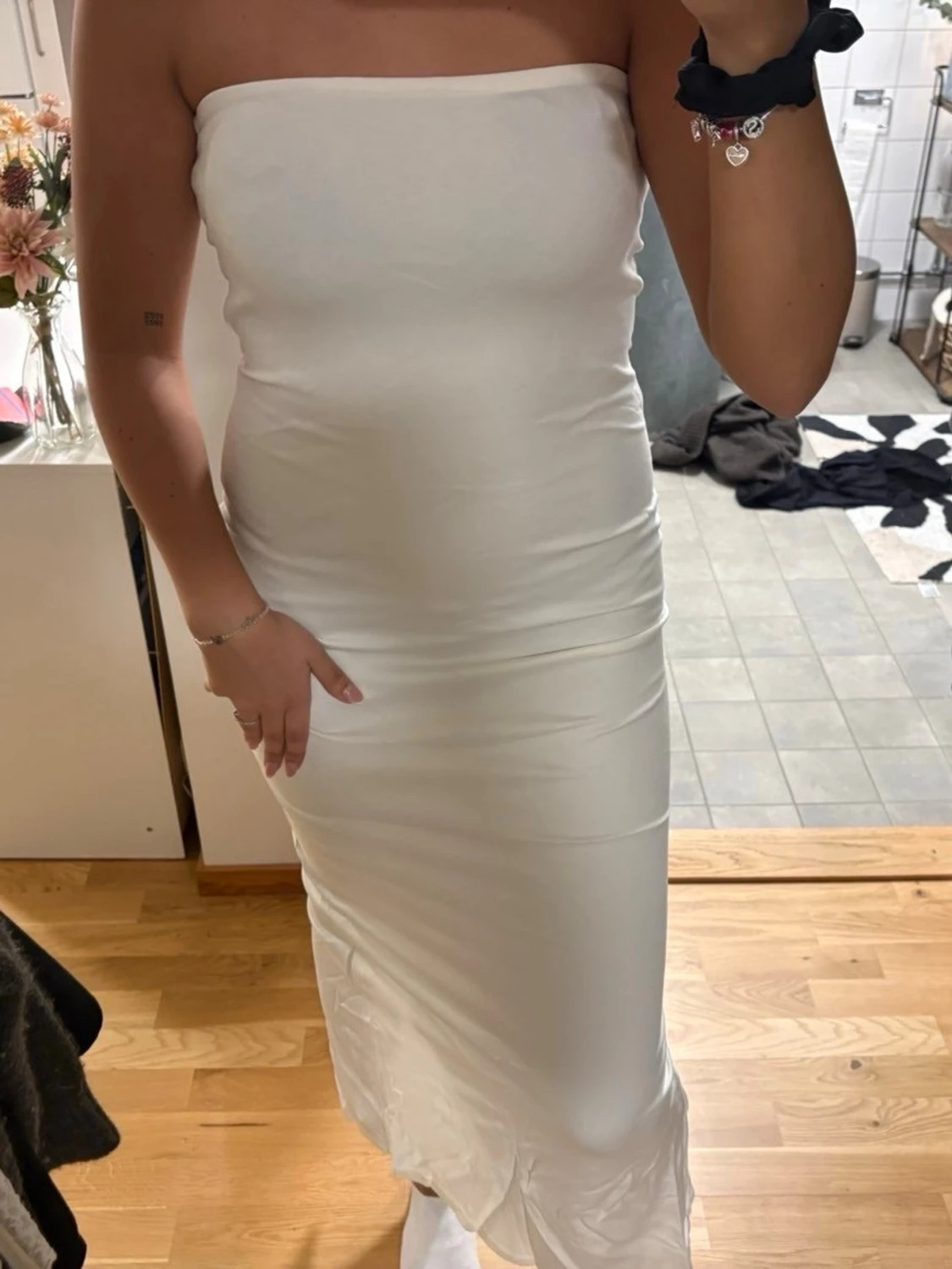 Vit axelbandslös långklänning