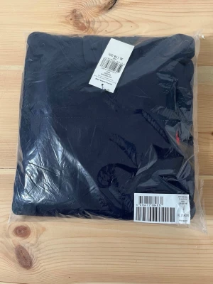 Två tröjor från Polo Ralph Lauren - Säljer två klassiska tröjor från Polo Ralph Lauren, en i marinblått och en i ljusgrått. Båda har rund halsringning och den ikoniska broderade loggan på bröstet. Perfekta för en stilren och avslappnad look. En för 500 2 för 850