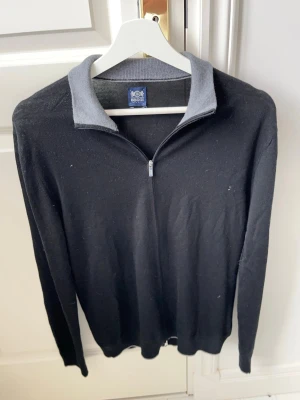 Boggi Milano full zip  - Boggi Milano full zip travel merino , grå i kragen och längst ned. Hur trevlig passform som helst, Inga defekter! Modellen i bilderna är 180 cm 75 kg och bär Storlek M, Kom med frågor! 🌟 (Kan gå ned i pris vid köp av paket 😉) 