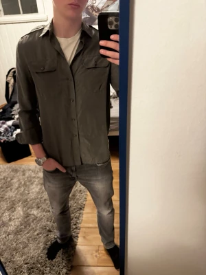 Ralph Lauren Overshirt - Snygg khaki Ralph Lauren overshirt i lyxigt sidenlikt material | Kanon skick | Modellen på bilden är 182 och väger 70 kg | P055