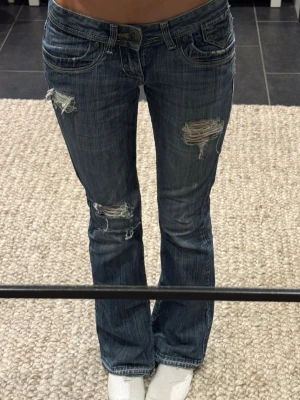 Bootcut jeans med hål - Super snygga bootcut jeans med lågmidja och hål från Ventana. Super fint skick! Skriv vid frågor eller för mått💕