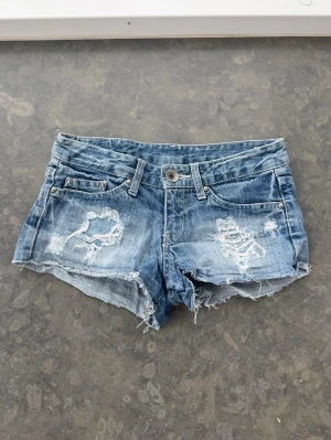Lågmidjade jeans shorts  - Väldigt snygga shorts som tyvärr inte passar mig och har därför ingen bild på! Midjemått tvärsöver: 37cm Midjehöjd: 19cm💕